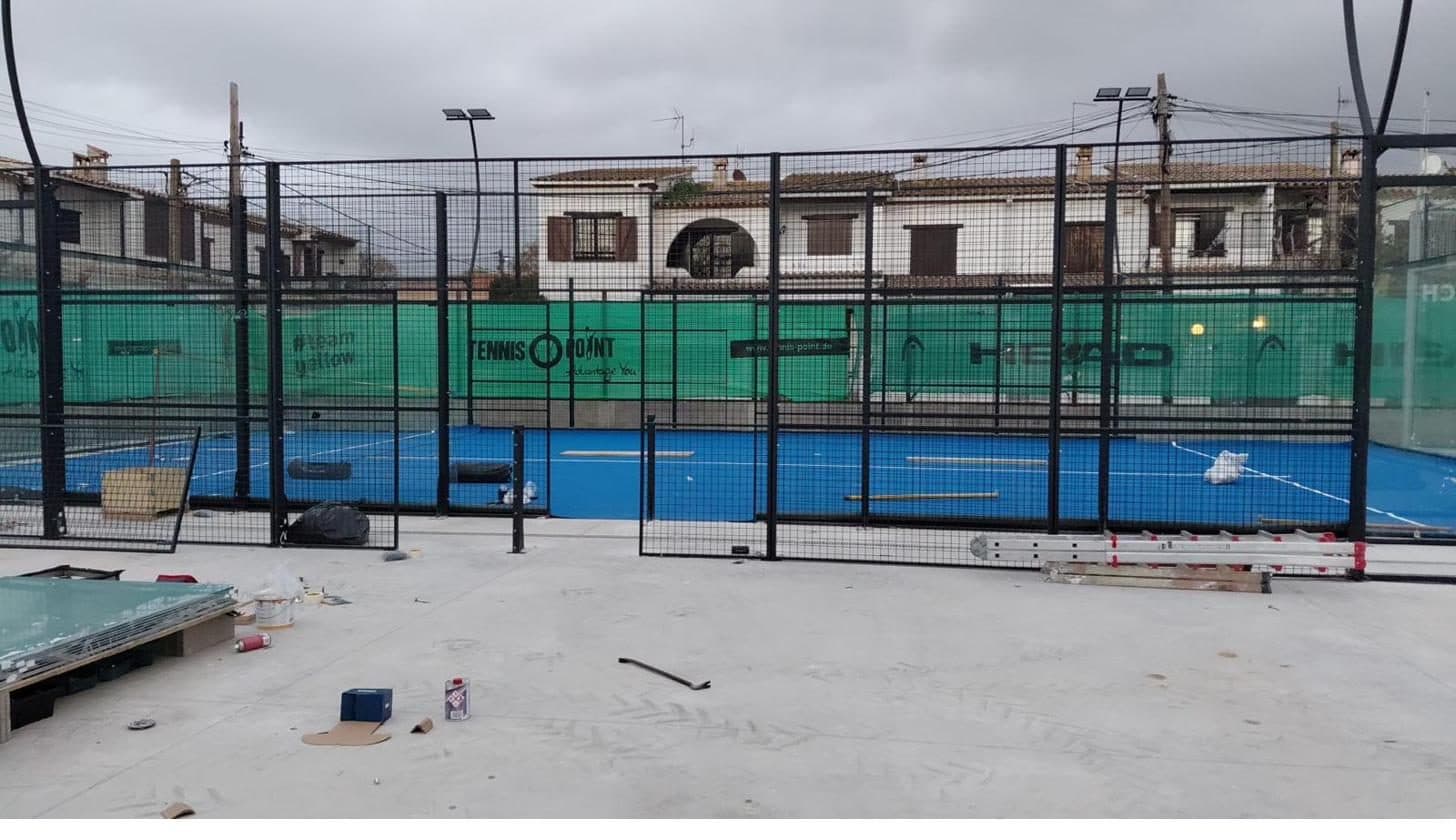 Club de pádel nuevo con cuatro pistas exteriores
