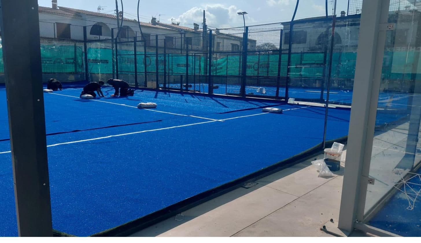 Pistas de pádel instaladas junto a una pista de tenis reconvertida