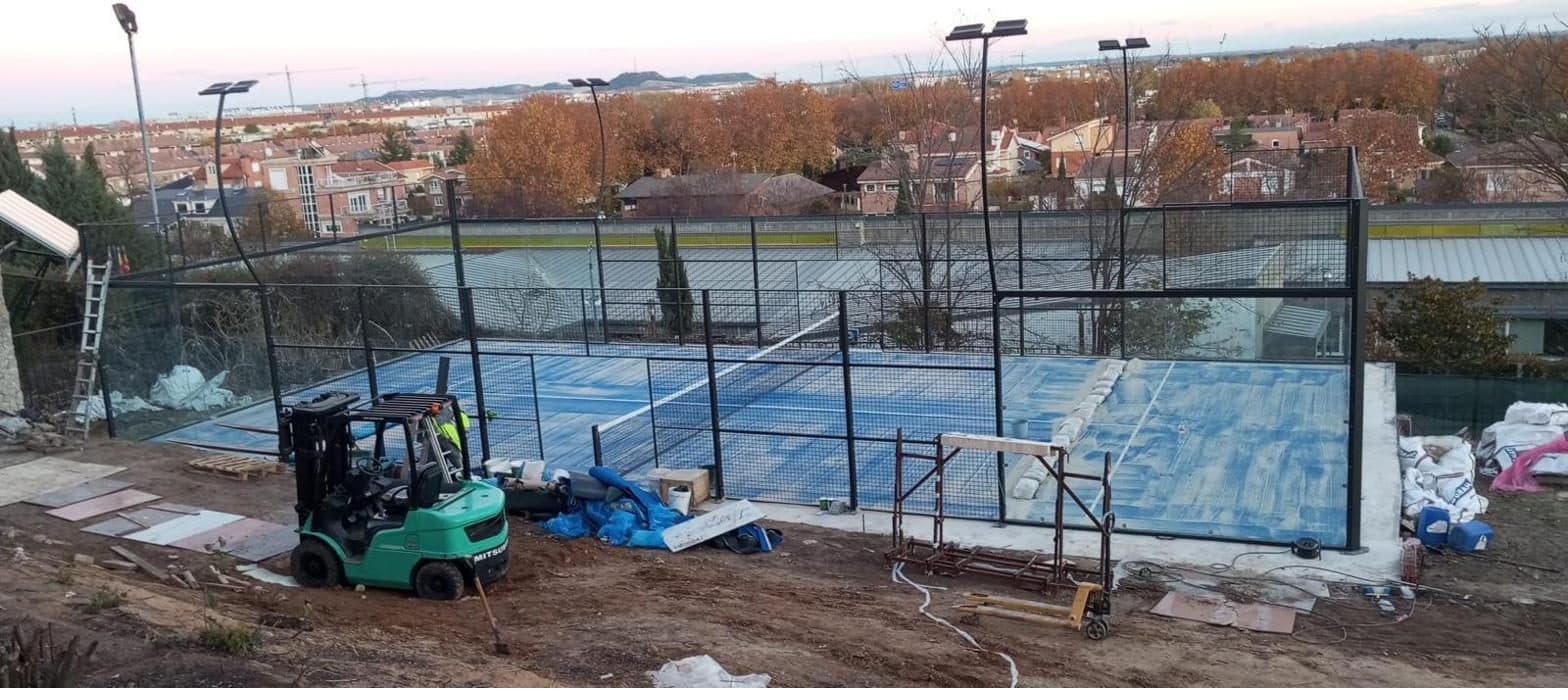 Pista de pádel premium recién instalada en España al atardecer