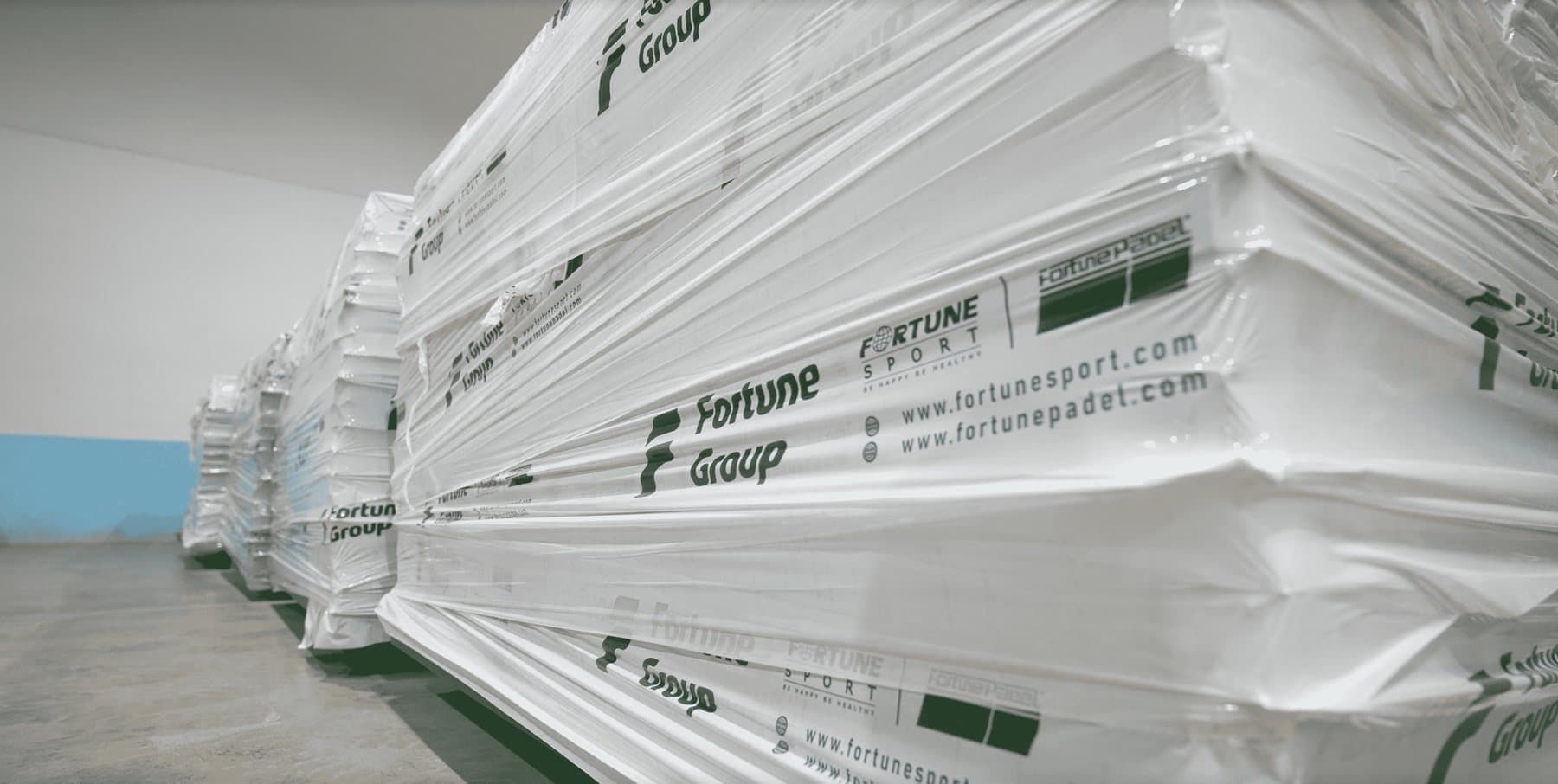Palés de perfilería de pistas de pádel embalada y etiquetada Fortune Group en almacén